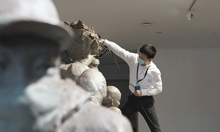 为避免影响观展,中观工程师选择在深夜工作