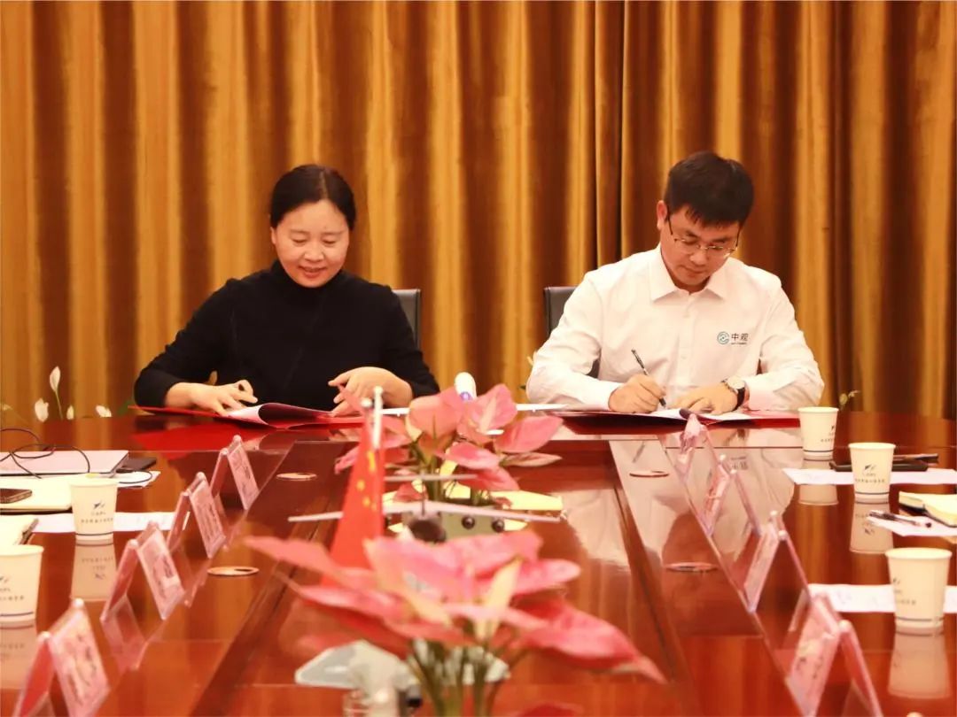 校企双方签署合作协议 校企双方签署合作协议