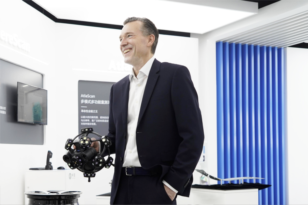 Andreas Renulf一行对中观研发、生产、测试及交付全体系开展了实地调研 Andreas Renulf一行对中观研发、生产、测试及交付全体系开展了实地调研